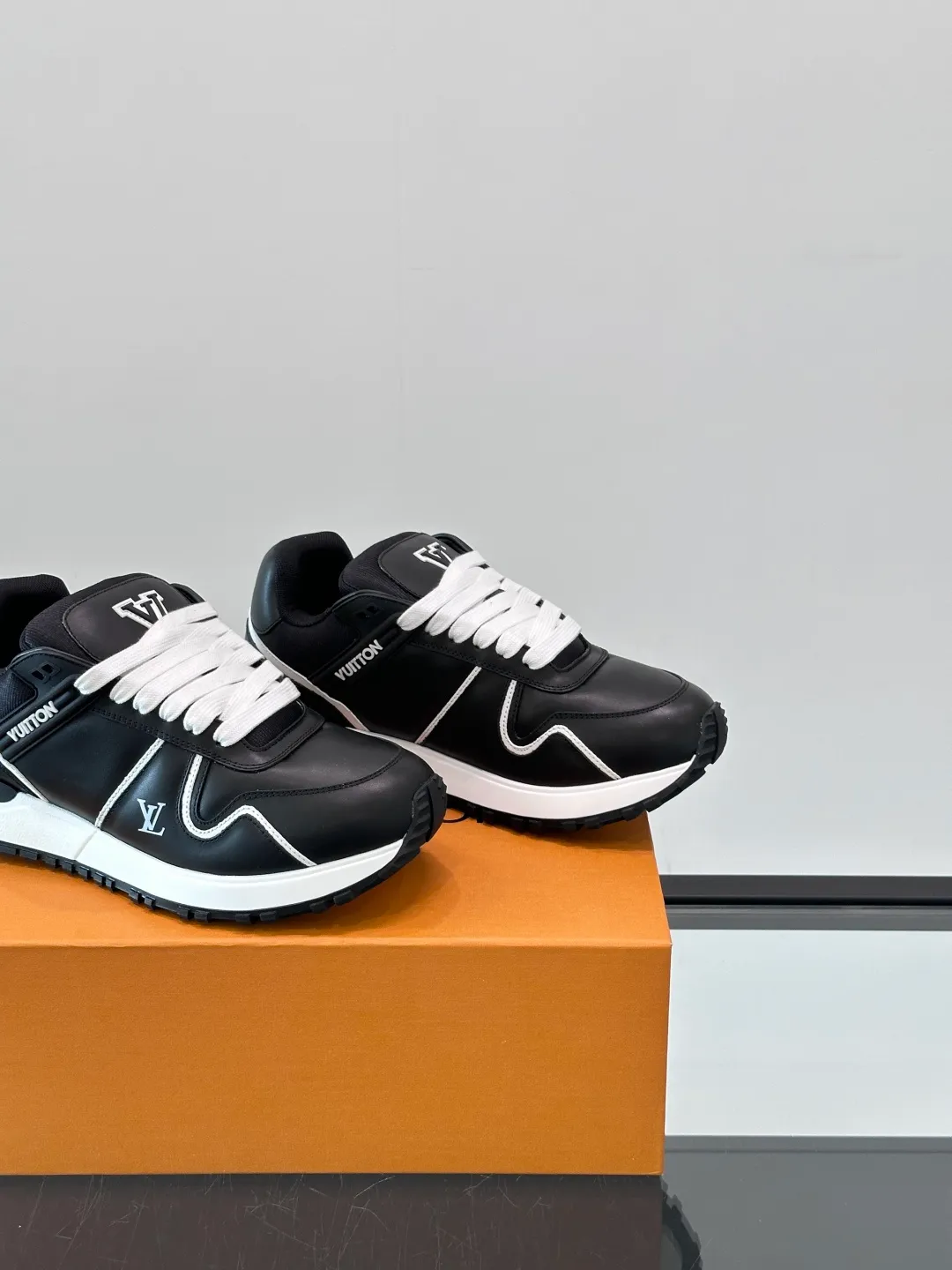 Men's Men's Shoes 💰p480 "＊OUIS ＊UITTO＊" sneakers debuted in the 2025 early autumn series, continuing the iconic design of Run Away sneakers in a large version. The smooth calfskin upper features contrasting LV lettering and Vuitton logos, while a lightweight rubber wedge outsole evokes running shoe construction. High level of comfort. Looks good, wears well and matches well. Worth buying🎶🎶🎶 size: 38-44 (45 customized)